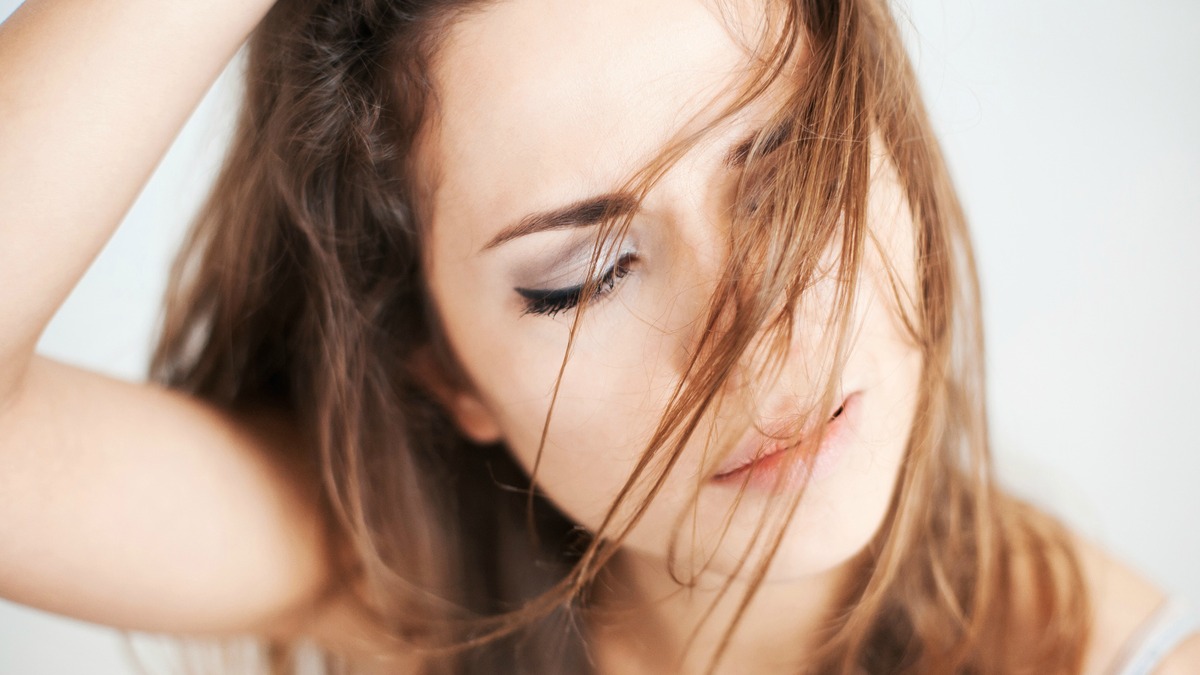 美容師が伝授 梅雨 雨の日のヘア対策 うねり 広がる髪をきれいにまとめる方法