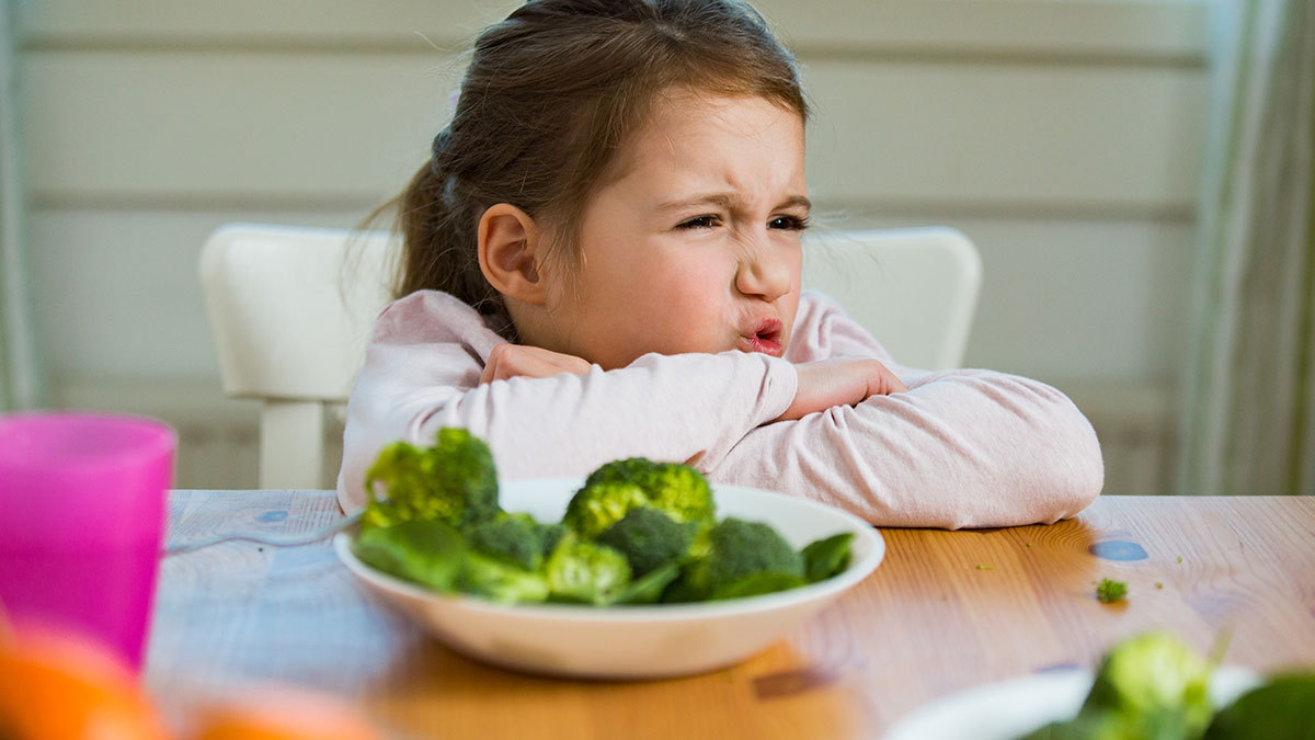 毎日eトレ 933 彼女は食べ物の好き嫌いが多く めったに外食しない