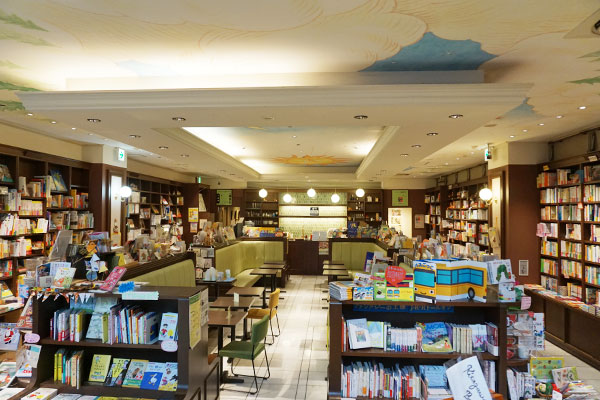 Book House Cafe店内に広がる絵本にワクワク
